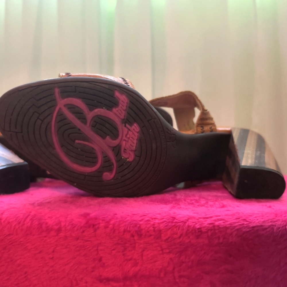 John Fluevog "Parker" t-strap leather sandal size 7 us, GUC